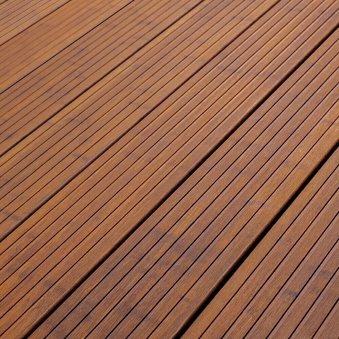 CoBaM Terrassenbau-Set Standard - Bambus, Deckfläche pro Paket: 15 m² - Nahaufnahme von hölzernen Terrassendielen mit feiner Maserung und warmen Farbtönen, ideal für den Außenbereich.