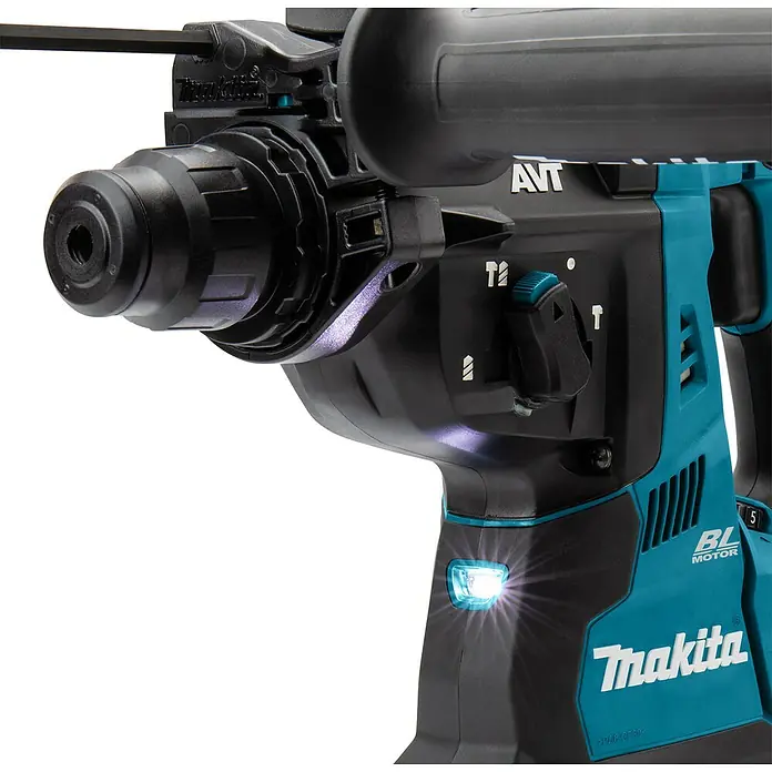 Makita XGT 40V max. Martillo combinado de batería HR003GZ - 40 V, Sin batería, 2,8 J - Primer plano de un martillo perforador azul Makita que emite una luz LED brillante. Herramienta para uso profesional y bricolaje.