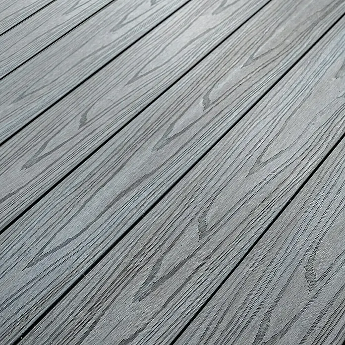 Elephant Terrassenbau-Set WPC strongWood - Teak/Grau, Deckfläche pro Paket: 25 m² - Nahaufnahme von grauem Terrassendielen-Belag. Er zeigt eine deutliche Holzmaserung, die dem Verbundmaterial ein natürliches Aussehen verleiht.
