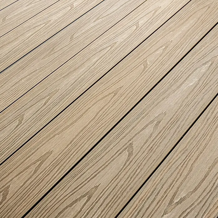 Elephant Terrassenbau-Set WPC strongWood - Teak/Grau, Deckfläche pro Paket: 25 m² - Nahaufnahme eines Decks aus hellbraunem, texturiertem Verbundholz, das ein natürliches Aussehen für Außenbereiche bietet.
