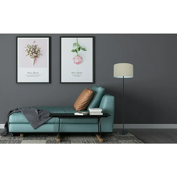 Tween Light Stehleuchte Nava - 40 W, Höhe: 146 cm, Schwarz, Beige, E27 - Ein modernes teal Sofa mit schwarzem Beistelltisch und Stehlampe in einem zeitgenössischen Wohnzimmer, ergänzt durch Kissen und eine Decke.