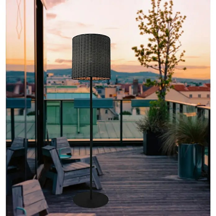 Tween Light Andria Außenstehleuchte - Höhe: 152 cm, IP44, Matt Schwarz - Elegante schwarze Stehlampe mit Rattan-Schirm für den Außenbereich. Perfekt für Terrasse oder Balkon mit Blick auf die Stadt.