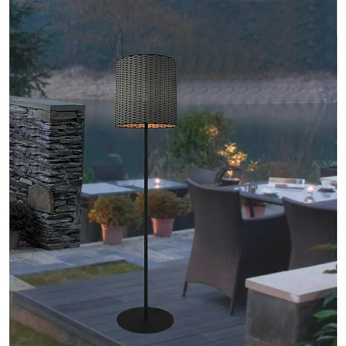 Tween Light Andria Außenstehleuchte - Höhe: 152 cm, IP44, Matt Schwarz - Eine stilvolle, schwarze Stehlampe mit einem geflochtenen Lampenschirm, die eine warme Atmosphäre im Freien schafft.