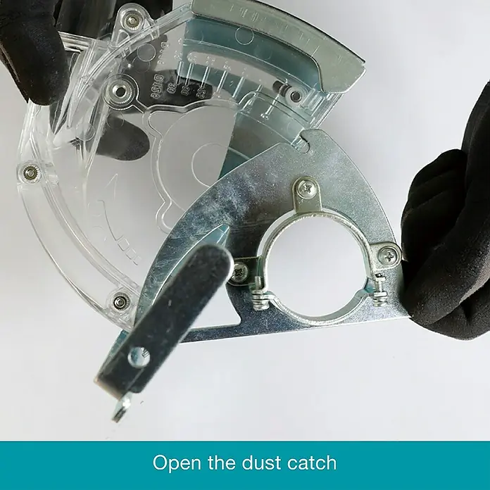 Bihui Staubabsaugung TDBC - Passend für: Trennscheiben Ø 115–125 mm - Transparente Kunststoff- und Metall-Staubhaube für Winkelschleifer, von behandschuhten Händen geöffnet.