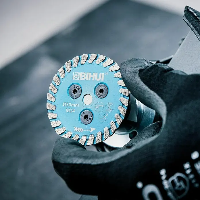 Bihui Diamant-Trennscheibe DCW50 - Durchmesser: 50 mm, M 14 - Blauer BIHUI 50mm M14 Diamanttrennscheibe mit Segmentzähnen, von einer behandschuhten Hand gehalten.