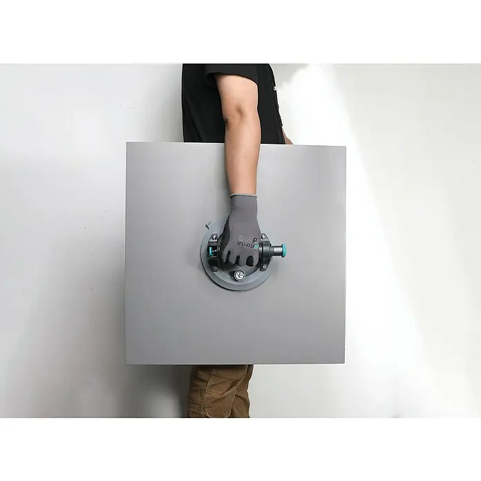 Bihui Saugheber SCVB8 - Tragkraft: 110 kg - Behandschuhte Hand hält eine große graue Platte mit einem grauen und teal Saugnapfheber.