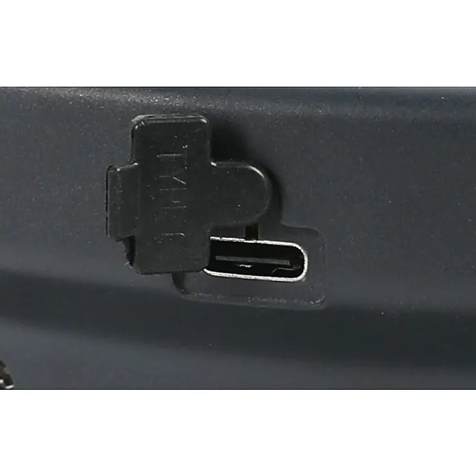 Bihui Saugheber SCBC8 - Tragkraft: 130 kg, Akkuspannung: 3,7 V - Nahaufnahme eines USB-C-Anschlusses mit Gummiabdeckung. Ideal zum Schutz von Geräten vor Staub und Beschädigungen.