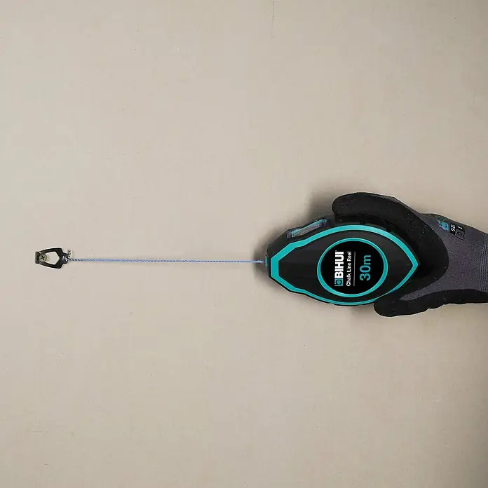 Bihui Schlagschnurpuder CTCAKK2 - Länge Schnur: 30 m - Eine behandschuhte Hand hält eine schwarz-türkise BIHUI Schlagschnur mit 30m Schnur, die an einem Metallclip befestigt ist.