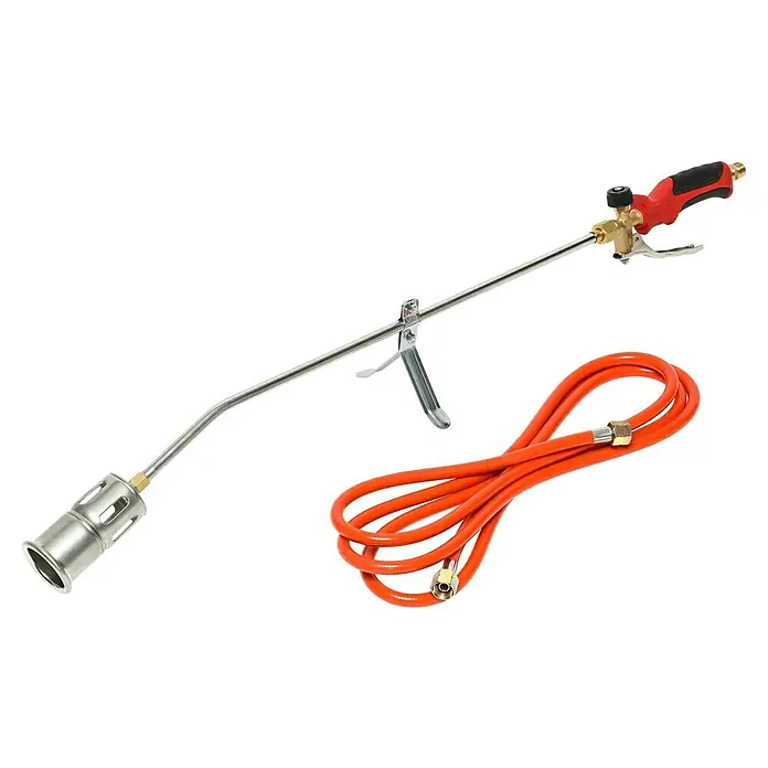 Rothenberger Industrial Anwärmbrenner-Set Eco 47 - Höchsttemperatur: 1.060 °C, Durchmesser Brenner: 47 mm - Langer silberner Gasbrenner mit rot-schwarzem Griff, verbunden mit einem orangefarbenen gewickeltem Gasschlauch und Messingarmaturen.