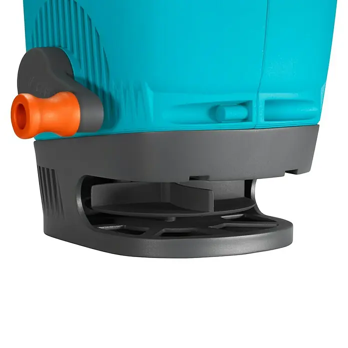 Gardena Handstreuer M - Streubreite: 1 m - 4 m, 1,8 l - Nahaufnahme eines blauen Gardena-Streuwagens mit orangem Griff und grauem Sockel.