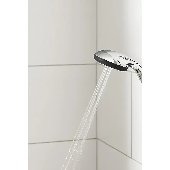 Grohe Vitalio Start Duschsystem 250 - Mit Thermostatarmatur, Lochabstand: 101,6 cm, Anzahl Strahlarten: 2 Stk., Chrom - Chrom-Duschkopf mit schwarzen Düsen sprüht Wasser.