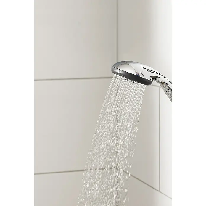 Grohe Vitalio Start Duschsystem 250 - Mit Thermostatarmatur, Lochabstand: 101,6 cm, Anzahl Strahlarten: 2 Stk., Chrom - Chromfarbener Duschkopf mit dunkelgrauer Düse, Wasser fließt.