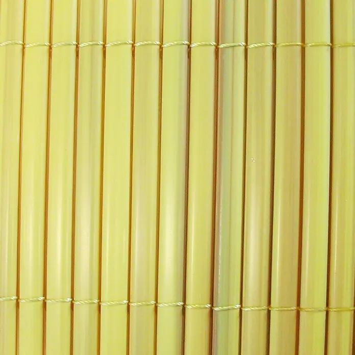 Nortene Ocultación Cañizo Plasticane Semi-oval - Arena, L x Al: 3 x 1 m - Primer plano de persiana de bambú amarilla con hilo, proporcionando un ambiente natural y relajante para ventanas.