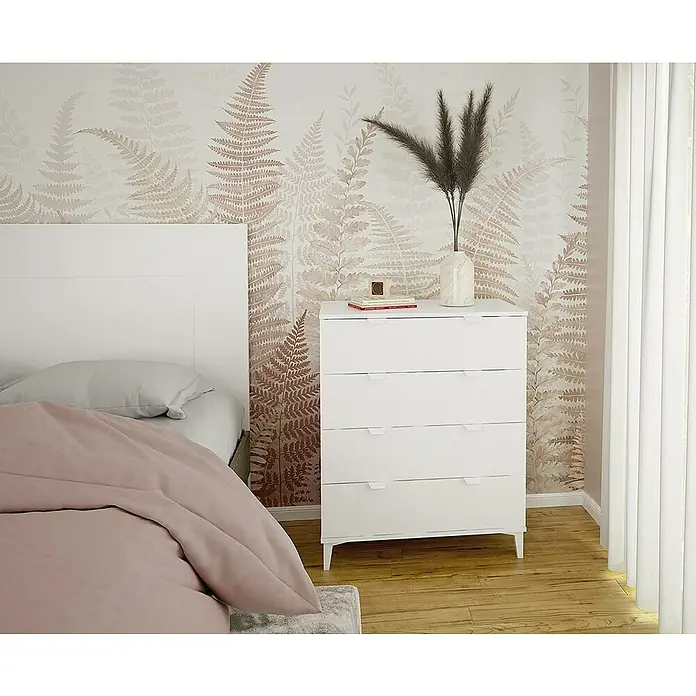 Meka Block Cómoda K-914 con mesitas de noche K-913 - Blanco poro, 3 pzs. - Una mesita de noche blanca con cuatro cajones se sitúa junto a una cama en un dormitorio con papel pintado botánico.