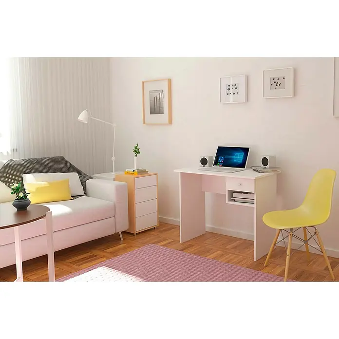 Meka Block Mesa de escritorio K-9453 - L x An x Al: 50 x 90 x 74 cm, Blanco - Luminoso salón con escritorio blanco, computadora portátil y silla amarilla. Elementos decorativos realzan el ambiente moderno.
