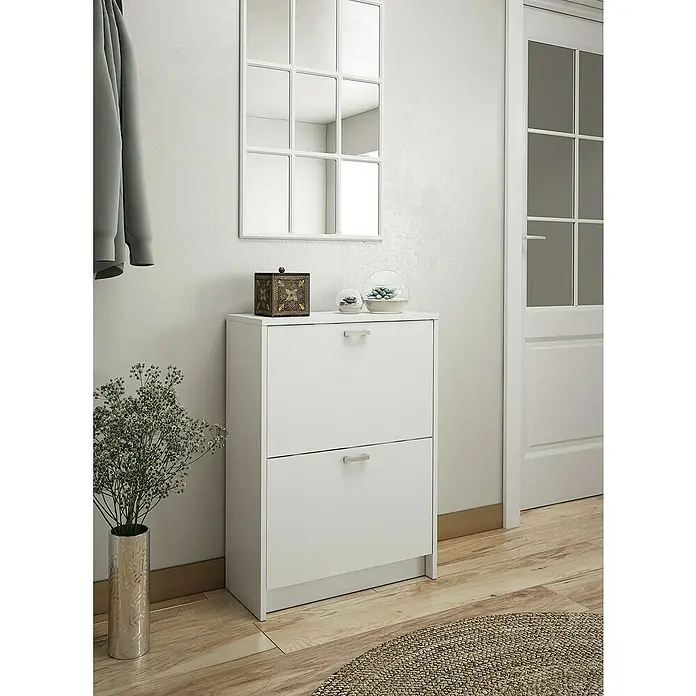 Meka Block Zapatero K-30 - L x An x Al: 25 x 60 x 81,6 cm, Blanco, Número de compartimentos: 2 ud. - Un zapatero blanco de dos compartimentos con tiradores plateados frente a una pared blanca con espejo.