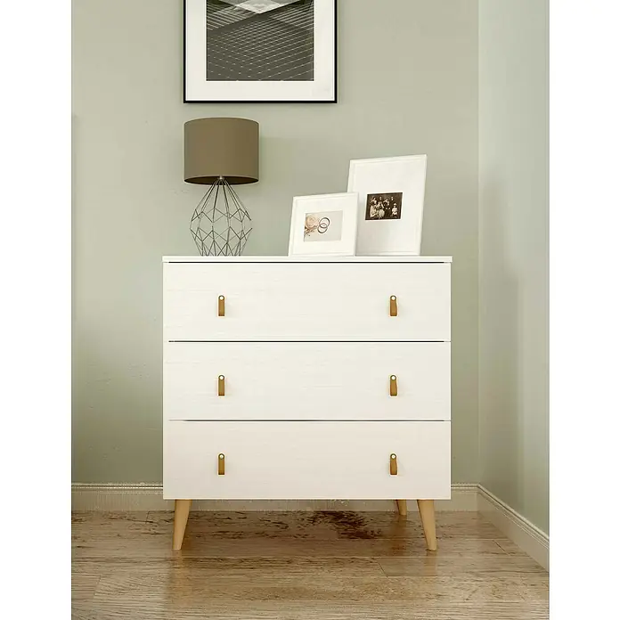 Meka Block Cómoda K-690 - L x An x Al: 48 x 80 x 83,5 cm, Blanco poro, Número de cajones: 3 ud. - Una cómoda blanca moderna con tres cajones y tiradores de cuero, decorada con una lámpara y fotos.