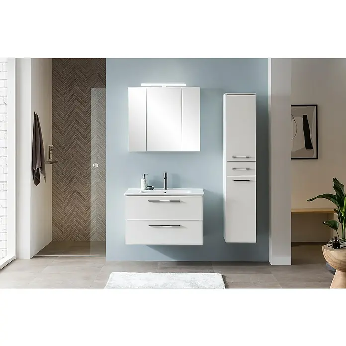 Schildmeyer Maxim Badmöbel-Set - 85 cm, Weiß, Matt, Mit Einbauwaschbecken - Weißer Badschrank mit Waschbecken, Spiegelschrank und hohem Hochschrank in einem modernen Badezimmer.