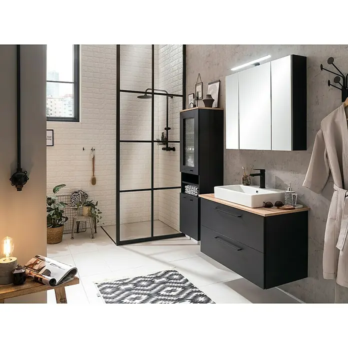 Schildmeyer Malte Hochschrank - B x T x H: 40,3 x 32 x 138,3 cm, Schwarz/Artisan Eiche, Matt - Modernes Badezimmer mit schwarzem Waschtisch, Hochschrank und begehbarer Dusche. Dunkle Möbel, Holzakzente und monochromes Design.