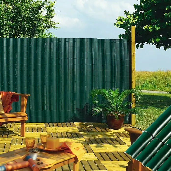 Nortene Ocultación Cañizo Plasticane Semi-oval - Verde, L x Al: 3 x 1 m - Una pantalla de privacidad de bambú verde brinda privacidad en el patio. El aspecto natural se integra bien con el jardín.