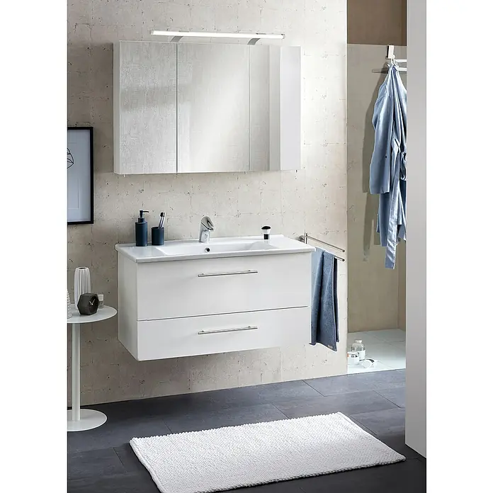 Schildmeyer Dorina LED-Spiegelschrank - B x H: 100 x 75 cm, Holz, Weiß Glänzend - Weißer wandmontierter Badezimmerwaschtisch mit integriertem Waschbecken, Chromarmatur und passendem Spiegelschrank in einem modernen Badezimmer mit blauen Akzenten.