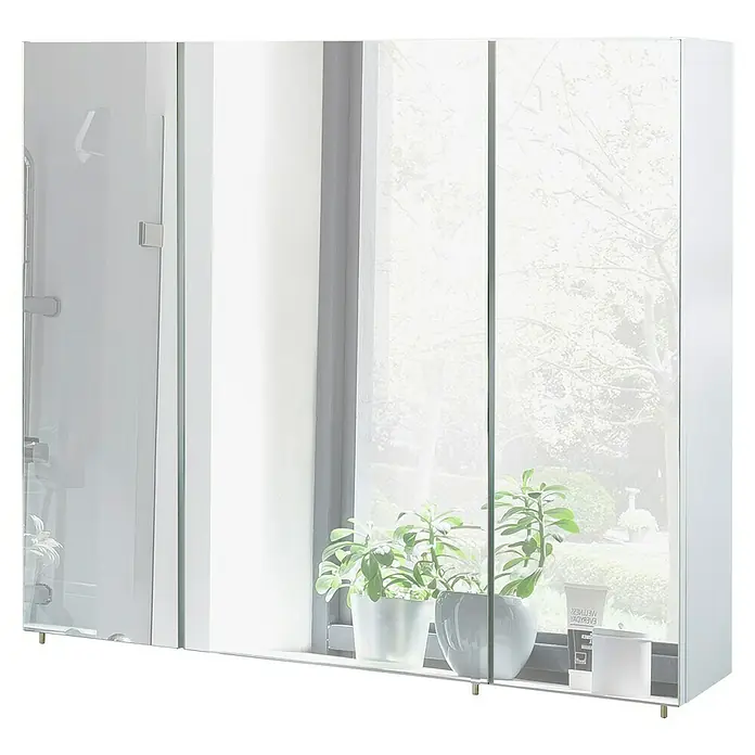 Schildmeyer Spiegelschrank Basic - B x H: 90 x 70,7 cm, Holz - Weißer, glänzender Spiegelschrank mit drei Türen und Glasablage, in einem Badezimmer über einem Fenster.