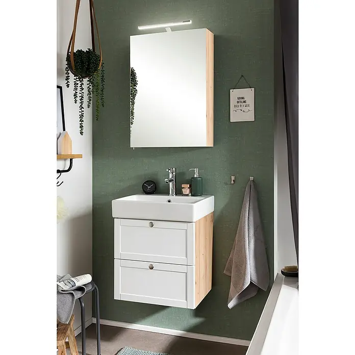 Schildmeyer Jesper Badmöbel-Set - 50 cm, Eiche/Weiß, Matt - Ein moderner Badschrank mit weißem Waschbecken, weißem Unterschrank mit Holzoptik und beleuchtetem Spiegelschrank.