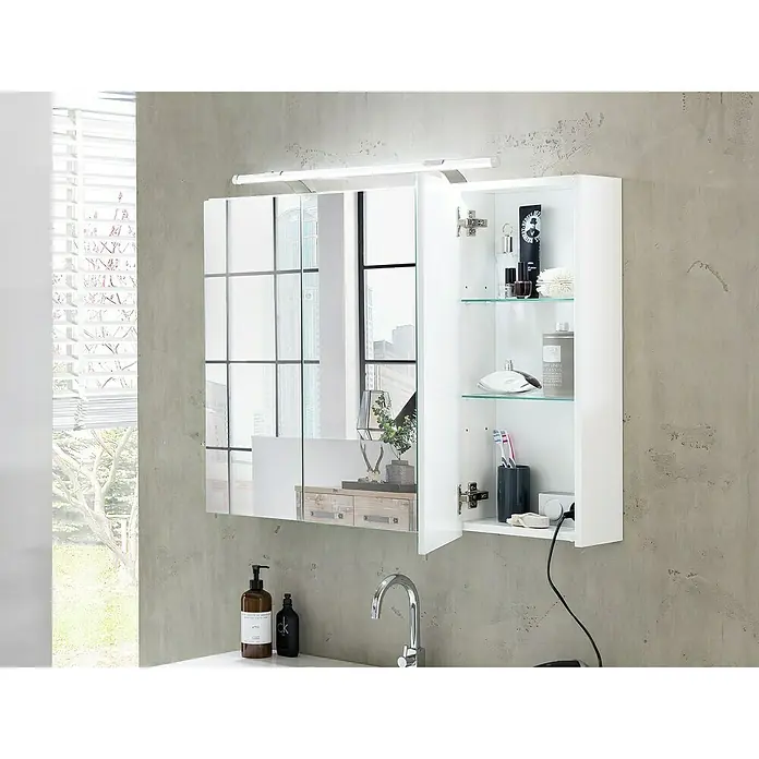 Schildmeyer Dorina LED-Spiegelschrank - B x H: 100 x 75 cm, Holz, Weiß Glänzend - Weißer Spiegelschrank mit integrierter LED-Beleuchtung und Spiegeltür, offenbart Glasablagen mit Toilettenartikeln über einem Waschbecken.