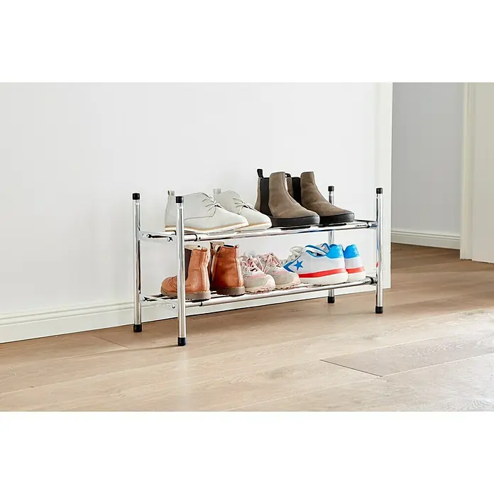 Schuhregal - L x B x H: 23 x 64 x 37 cm, Passend für: Bis zu 12 Paar Schuhe, Max. ausziehbar bis: 118 cm - Schuhregal mit zwei Ebenen aus Chrom mit verschiedenen Schuhen und Stiefeln.