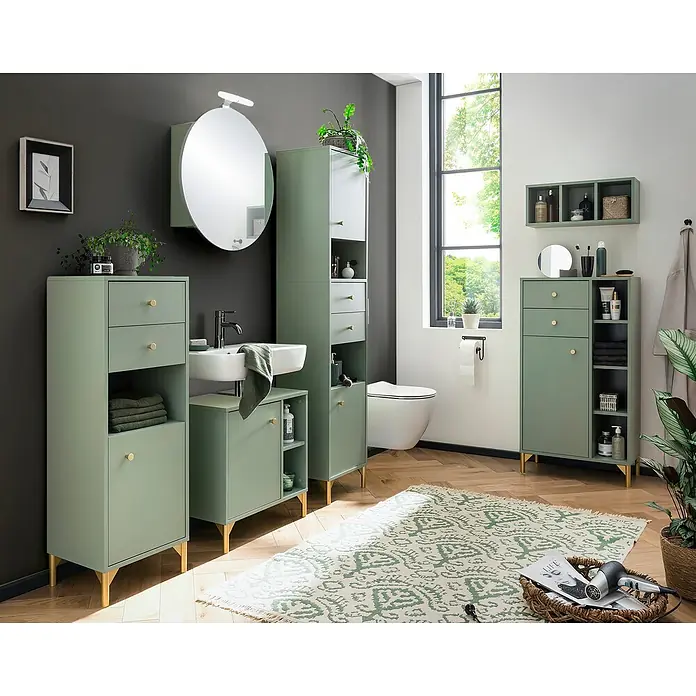 Schildmeyer Ando Hochschrank - B x T x H: 40,3 x 33,05 x 181,6 cm, Pistazie, Matt - Salbeigrünes Badmöbel-Set mit goldenen Griffen und Beinen in einem modernen Badezimmer mit Waschbecken, Toilette und großem Fenster.