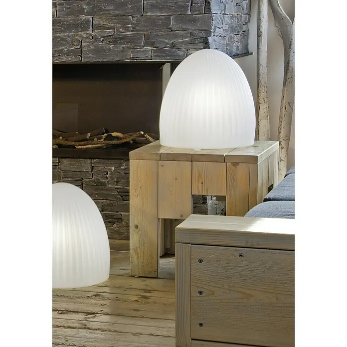8 Seasons Design Shining Dekoleuchte Cage - 9 W, Weiß, L x B x H: 37 x 37 x 39 cm - Nahaufnahme einer Innenraumszene mit einer stilvollen weißen Lampe auf einem Holztisch vor einem Kamin.