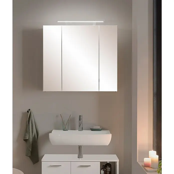 Schildmeyer Dorina LED-Spiegelschrank - B x H: 80 x 75 cm, Holz, Weiß Glänzend - Weißer dreitüriger Spiegelschrank mit integrierter LED-Beleuchtung über einem modernen Waschbecken.