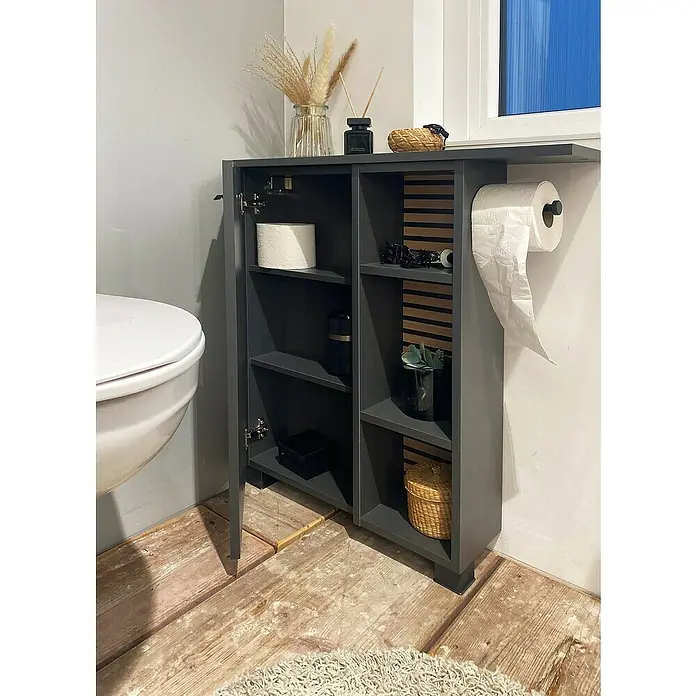 Schildmeyer Katta Midischrank - B x T x H: 70,7 x 17 x 74,3 cm, Anthrazit/Braun, Matt - Dunkelgrauer Badschrank mit offenen Fächern, geschlossenen Abteilen und Toilettenpapierhalter, neben einer Toilette platziert.