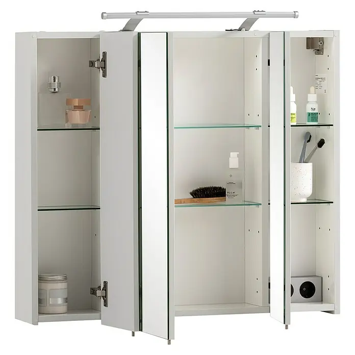 Schildmeyer Dorina LED-Spiegelschrank - B x H: 80 x 75 cm, Holz, Weiß Glänzend - Weißer dreitüriger Spiegelschrank mit integrierter Beleuchtung und Glasböden, gefüllt mit Pflegeprodukten.