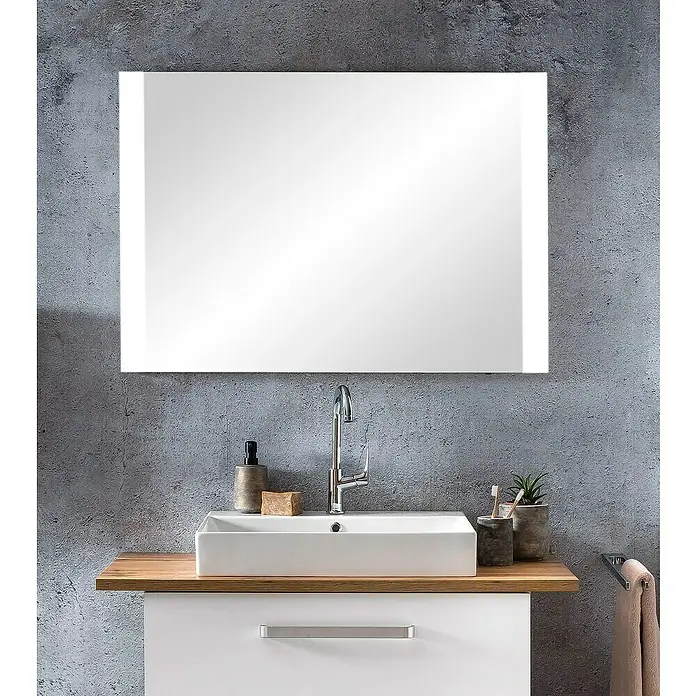Schildmeyer Lichtspiegel Star/Maxim - 100 x 72 cm, Schalter - Moderner Badwaschtisch mit rechteckigem Spiegel, weißem Waschbecken und Holzplatte, in eine Betonwand integriert.