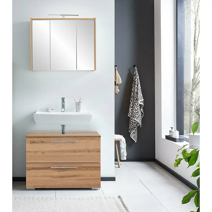 Schildmeyer Carlos Waschtischunterschrank - B x T x H: 80,2 x 35 x 59,1 cm, Eiche Landhaus, Matt - Waschtischunterschrank aus Holz mit integriertem weißen Keramikwaschbecken und passendem Spiegelschrank im modernen Badezimmer.