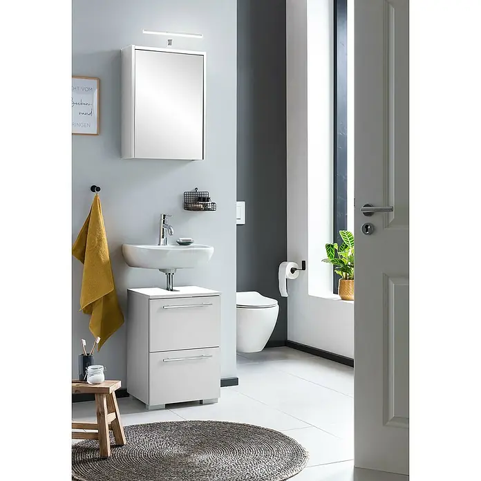 Schildmeyer LED-Spiegelschrank Carlos/Flag - B x H: 43,5 x 64 cm, Holz, Weiß Glänzend - Modernes Bad in Grautönen mit weißem Waschbeckenunterschrank, wandhängendem WC und Spiegelschrank mit LED-Beleuchtung.