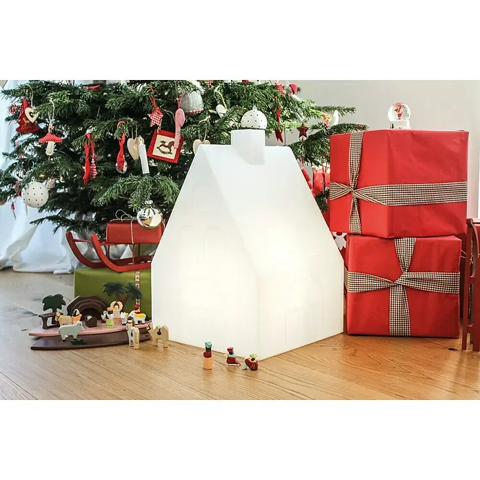 8 Seasons Design Shining Dekoleuchte House - 9 W, Weiß, L x B x H: 39 x 39 x 57 cm - Weihnachtliche Szene mit beleuchtetem Haus, Geschenken und Weihnachtsbaum. Das Haus ist ein echter Hingucker in der festlichen Dekoration.