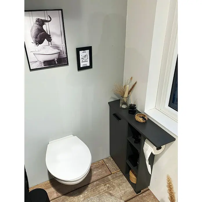 Schildmeyer Katta Midischrank - B x T x H: 70,7 x 17 x 74,3 cm, Anthrazit/Braun, Matt - Dunkelgraues schmales Badregal mit Ablagen und Toilettenpapierhalter neben einer Toilette.