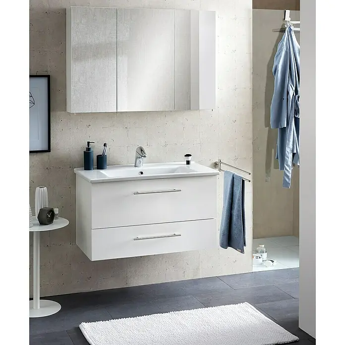 Schildmeyer Spiegelschrank Basic - B x H: 100 x 70,7 cm, Holz - Ein moderner weißer Hänge-Waschtisch mit integriertem Waschbecken und zwei Schubladen, darüber ein strukturierter Spiegelschrank.