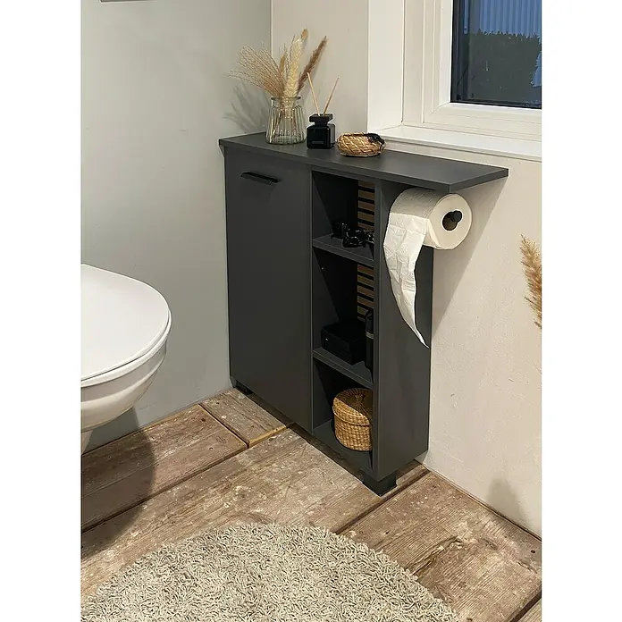 Schildmeyer Katta Midischrank - B x T x H: 70,7 x 17 x 74,3 cm, Anthrazit/Braun, Matt - Dunkelgrauer Badschrank mit offenen Regalen, geschlossenem Fach und integriertem Toilettenpapierhalter, neben einer Toilette.