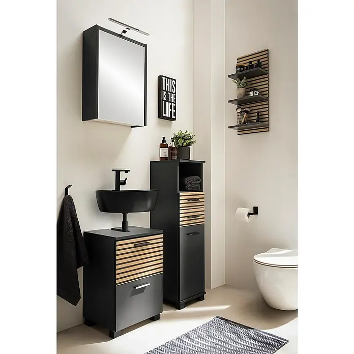 Schildmeyer Katta Waschtischunterschrank - B x T x H: 40,2 x 35 x 60,8 cm, Anthrazit/Braun, Matt - Modernes Badezimmer mit schwarzem Waschtisch, Hochschrank und Regalen, alle mit Holzlamellen und einem schwarzen Aufsatzwaschbecken.