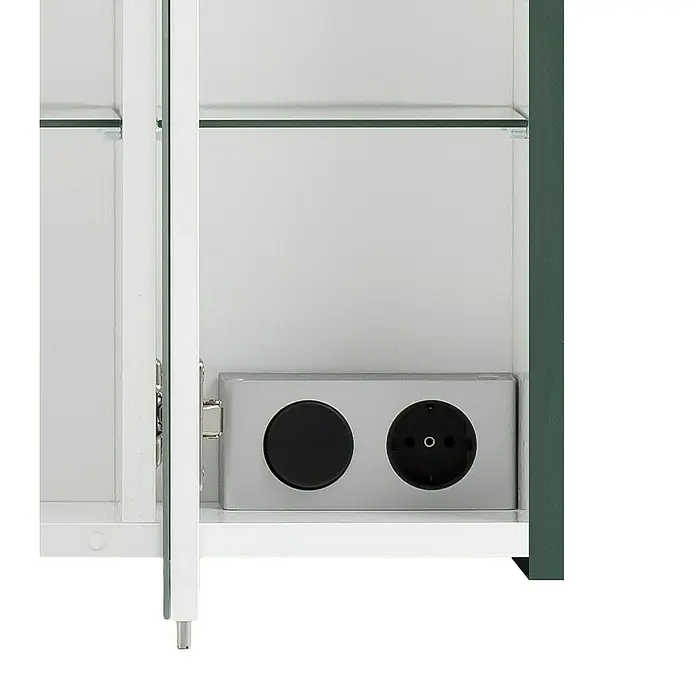 Schildmeyer Lovis LED-Spiegelschrank - B x H: 74,5 x 62,7 cm, Holz, Waldgrün - Weißer Schrankinnenraum mit silbernem integriertem Strommodul mit Steckdose und abgedecktem Anschluss auf einem Regal, darüber Glasablagen.