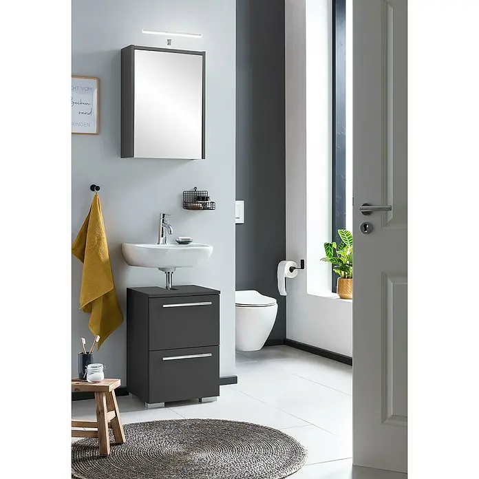 Schildmeyer LED-Spiegelschrank Carlos/Flag - B x H: 43,5 x 64 cm, Holz, Anthrazit - Modernes dunkelgraues Badmöbelset mit Spiegelschrank, Waschbecken und Unterschrank mit zwei Schubladen, in einem Badezimmer.