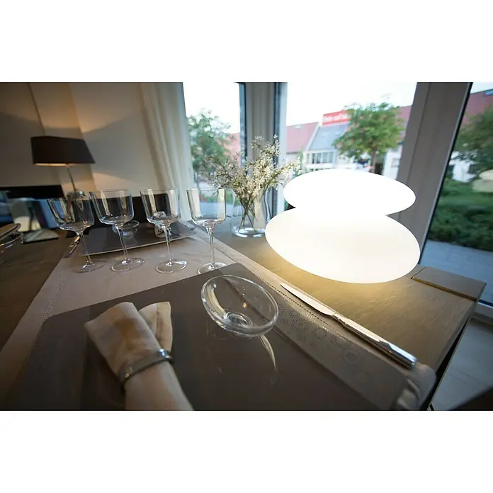8 Seasons Design Shining Dekoleuchte Stone - 9 W, Weiß, L x B x H: 29 x 39 x 22 cm - Ein Tisch mit stilvollem Gedeck und einer auffälligen, runden Tischleuchte, die ein angenehmes Licht verbreitet.