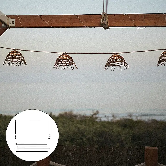 New Garden Lámpara decorativa solar y barra decorativa Alma - Marrón, Redonda, 10 ud. - Imagen de luces rústicas para exteriores que cuelgan de un marco de madera. Ideal para crear un ambiente de fiesta al aire libre.