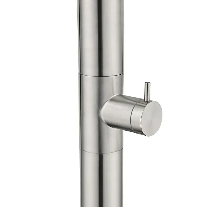 Imex Poolimex Ducha de piscina Oklahoma - 201 cm, Acero inoxidable, Cromo - Primer plano de un grifo de cocina moderno de acero inoxidable con diseño cilíndrico y palanca lateral.