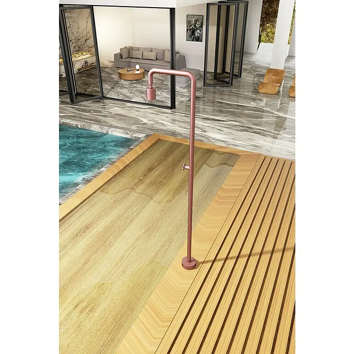 Imex Poolimex Ducha de piscina Pool - 235 cm, Acero inoxidable, Rosa coral - Ducha exterior moderna con aspecto de cobre sobre una cubierta de madera junto a una piscina, ideal para un diseño exterior elegante.