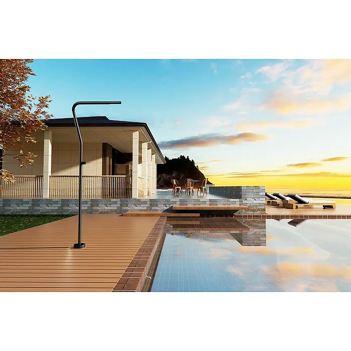 Imex Poolimex Ducha de piscina Nevada - 218,5 cm, Acero inoxidable, Negro mate - Elegante ducha exterior de metal negro junto a una piscina, ofreciendo un diseño moderno y funcionalidad para espacios exteriores.