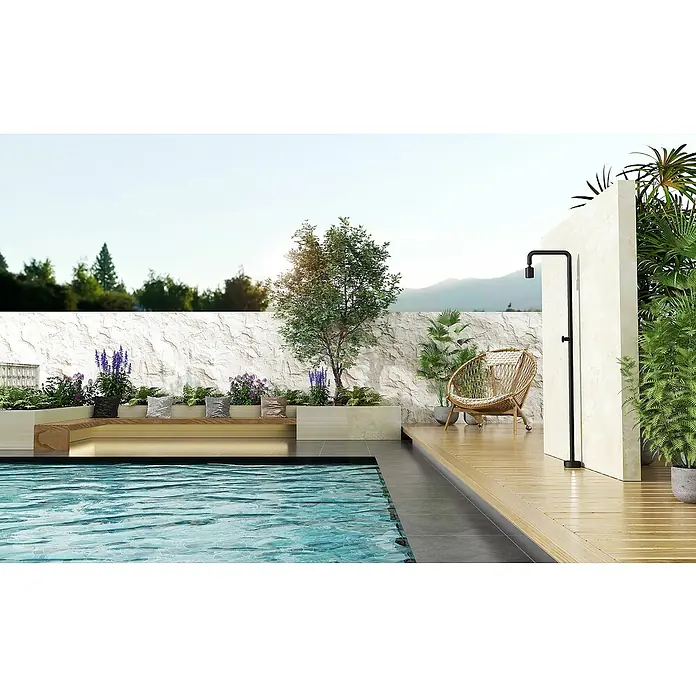 Imex Poolimex Ducha de piscina Pool - 235 cm, Acero inoxidable, Negro mate - Un espacio exterior acogedor con piscina, banco y ducha para momentos de relajación al aire libre.